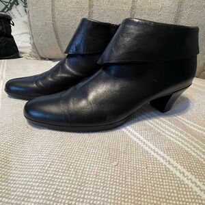 Munro American “Grace” Black Leather Ankle Booties Size 9 (8)*